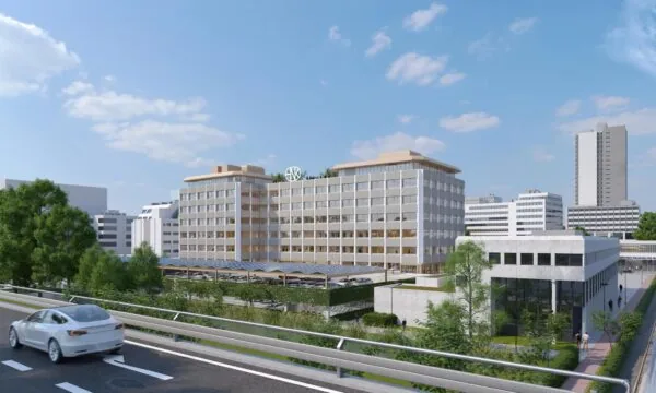 Kantoorcomplex aan de Marten Meesweg in Rotterdam, gezien vanaf een naastgelegen snelweg met een witte auto op de voorgrond.